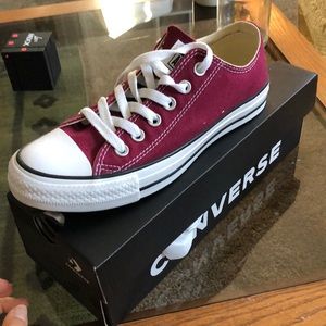 NWT maroon all star converse size 7